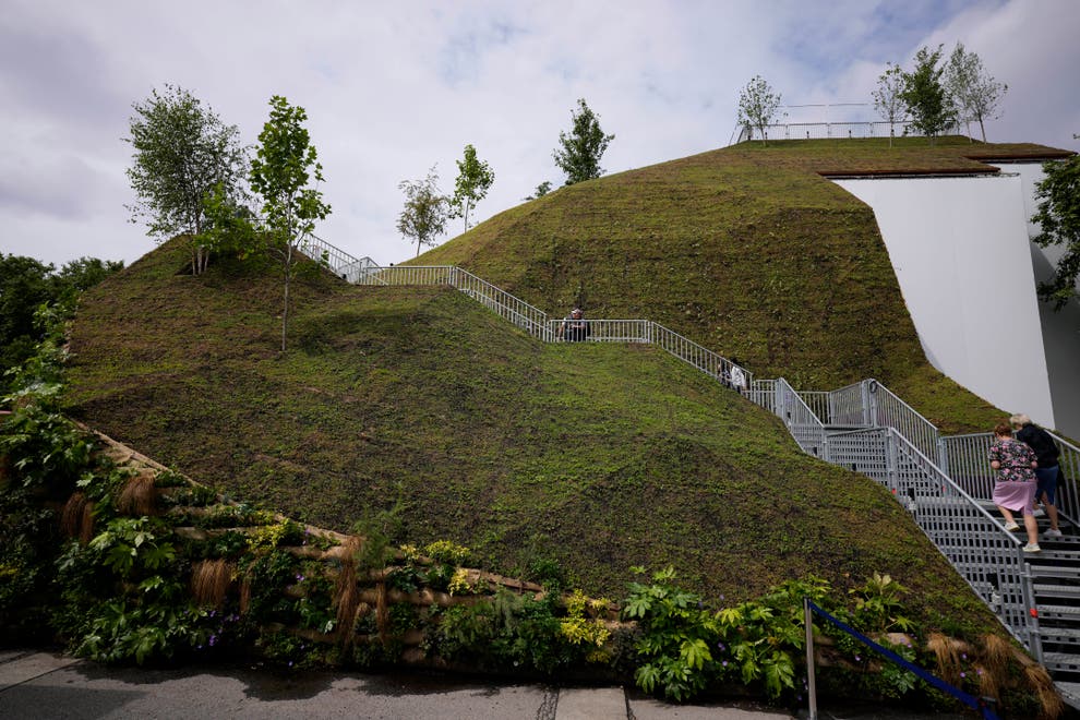 More a molehill: Visitors slam London's new tourist 'mound ...