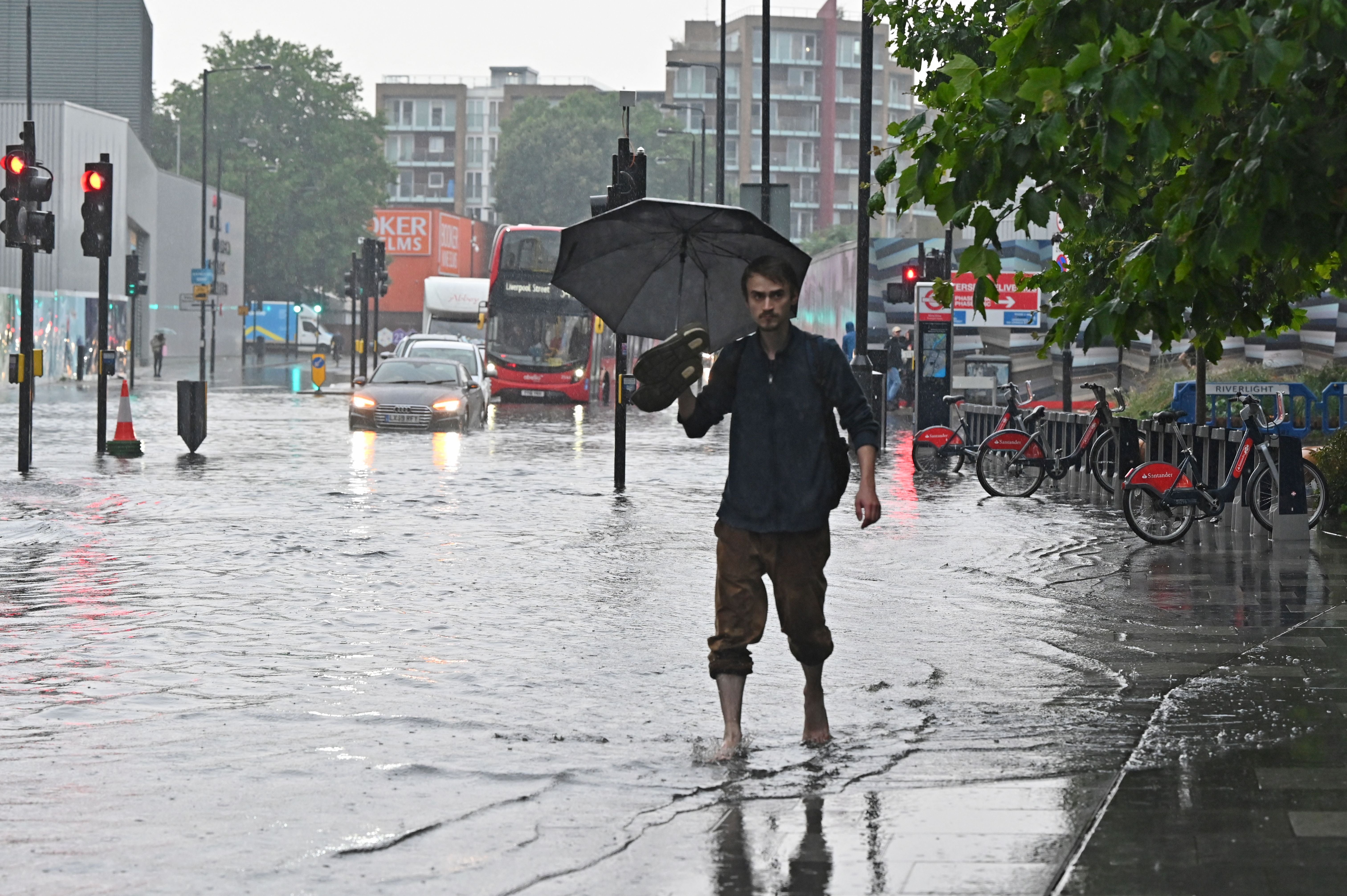 Хандра от лондонских дождей. Flood Street Лондон. Внезапное наводнение. Наводнение в Лондоне. Дождь в Лондоне.