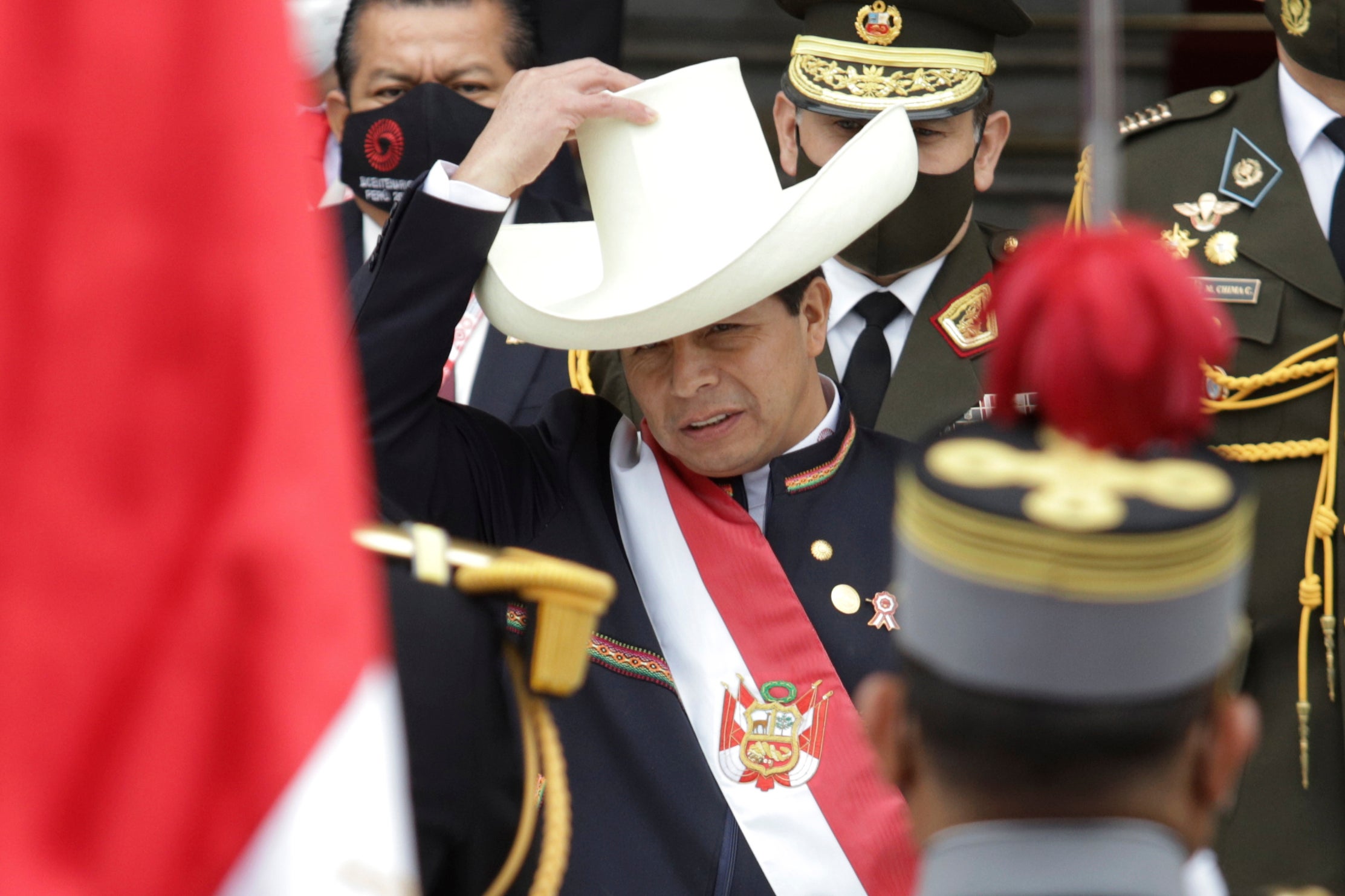 <p>Pedro Castillo, se vuelve a poner el sombrero después de quitárselo momentáneamente para reconocer la bandera peruana que sostenían los soldados fuera del Congreso el día de su toma de posesión en Lima, Perú, el miércoles 28 de julio de 2021. El maestro rural popularizó la frase. “No más pobres en un país rico”, y sorprendió a millones de peruanos y observadores al avanzar hacia la segunda vuelta.</p>