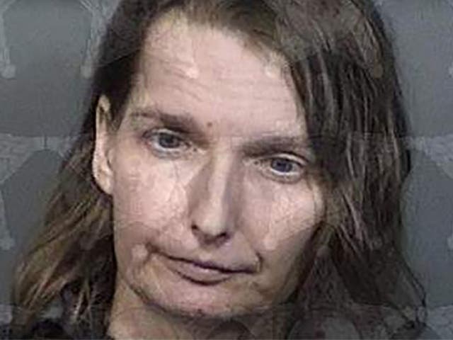 Melissa Doss, de 43 años, fue arrestada después de que la policía descubriera que su hija autista había sido mantenida en una jaula de madera y metal en su casa de Florida.