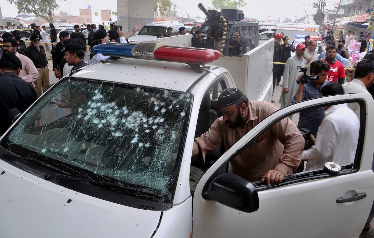 Pakistan attackers throw grenade at police van, kill officer
