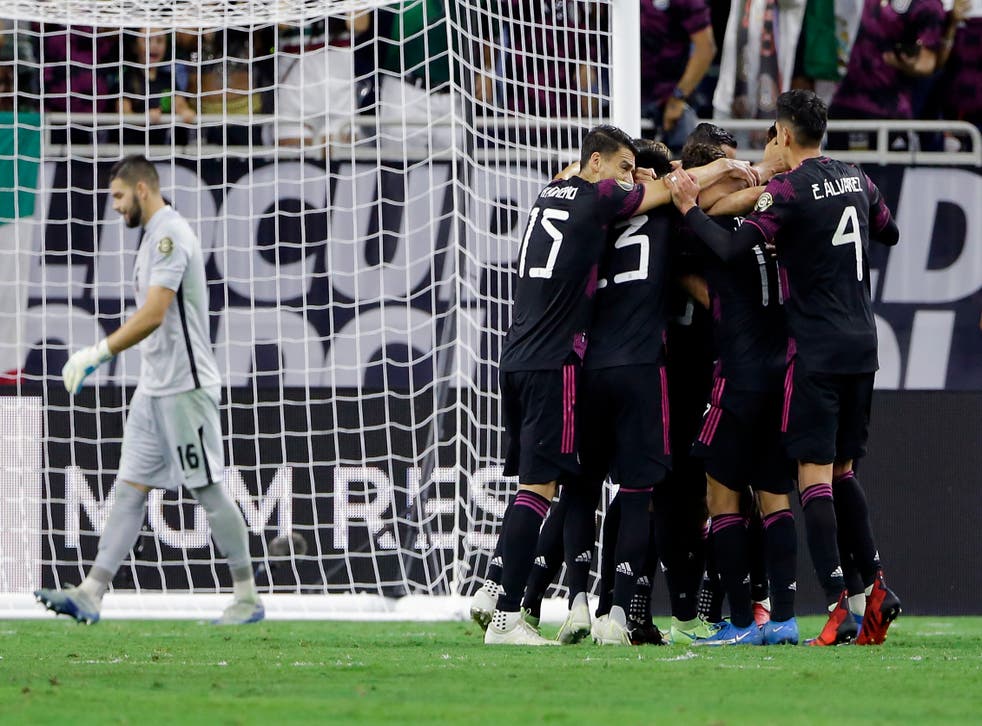 <p>México celebra un gol del mediocampista Orbelin Pineda mientras el arquero canadiense Maxime Crepeau, izquierda, se aleja durante la primera mitad de una semifinal de fútbol de la Copa Oro de la CONCACAF el jueves 29 de julio de 2021 en Houston, Texas.</p>