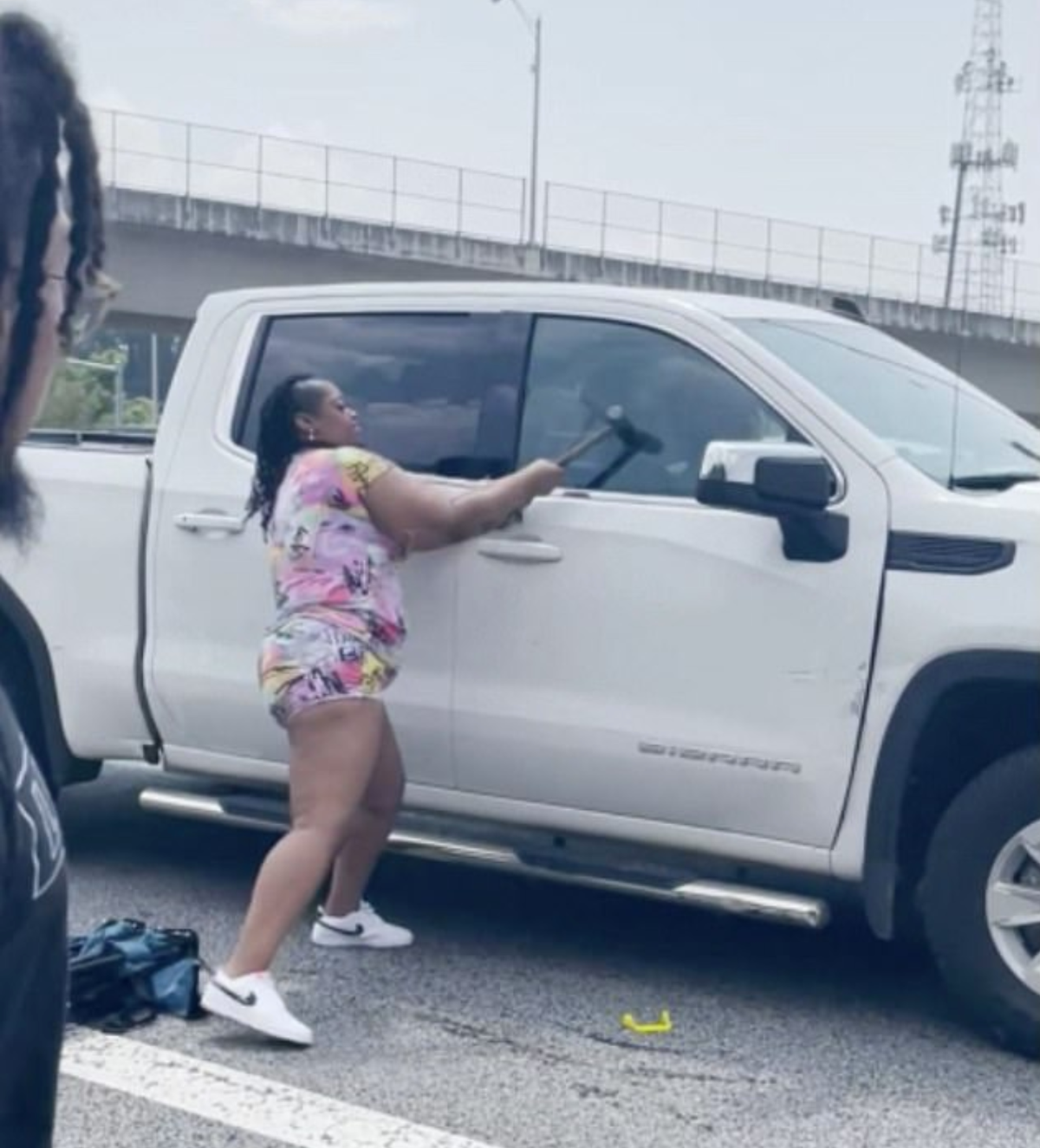 Good Samaritans break car windows with strollers to save sick man