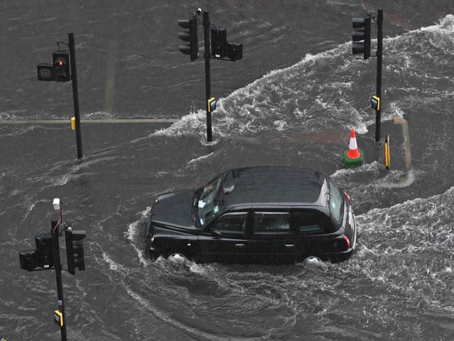 Un taxi de Londres atraviesa el agua durante las inundaciones repentinas