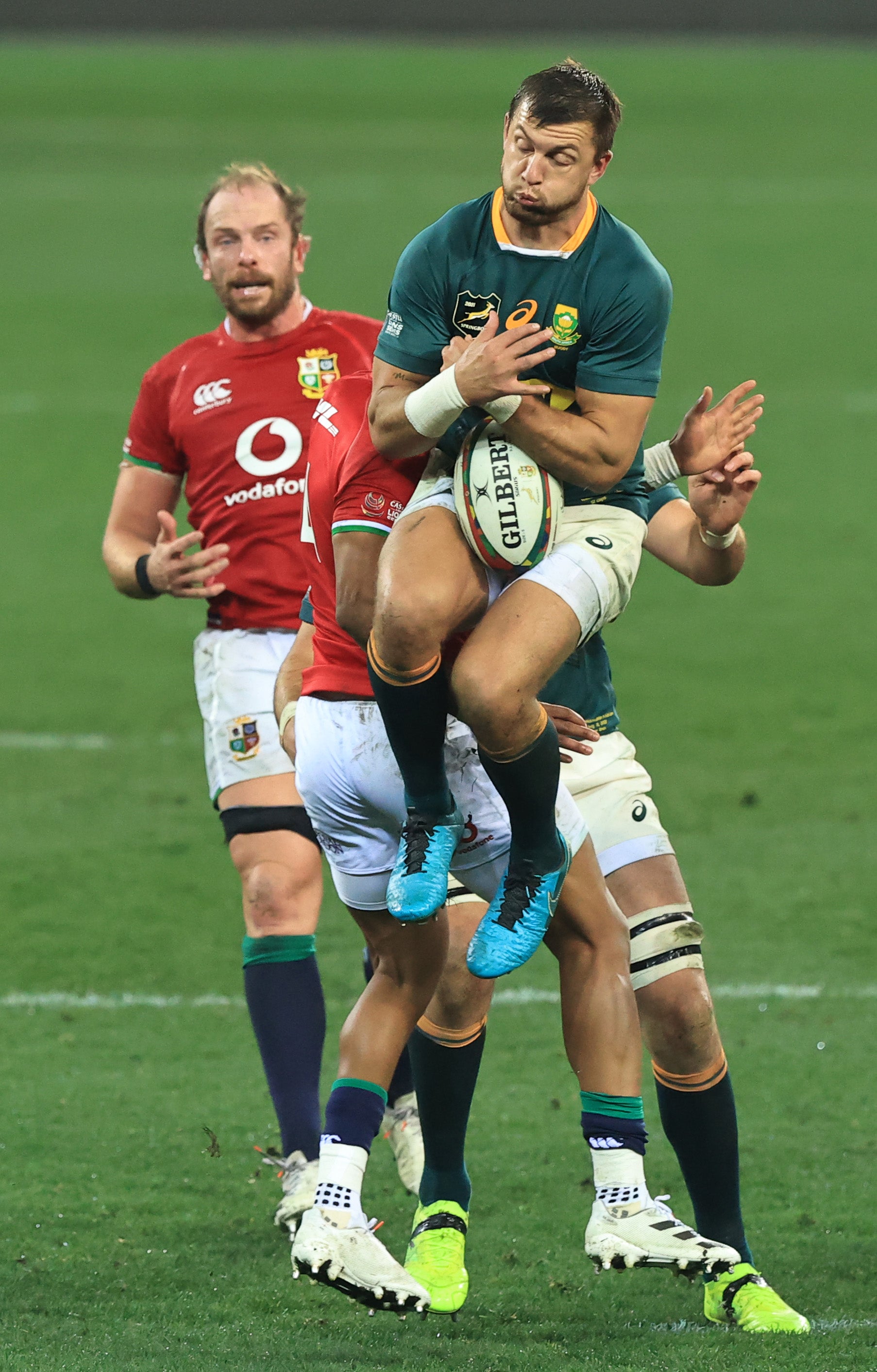 Handre Pollard of South Africa Springboks catches the ball