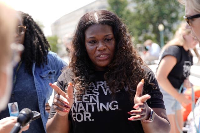 El representante de los Estados Unidos, Cori Bush (D-MO), habla con los periodistas sobre el próximo vencimiento de la moratoria federal relacionada con la pandemia sobre los desalojos residenciales de los escalones del Capitolio de los Estados Unidos en Washington, Estados Unidos, el 31 de julio de 2021.