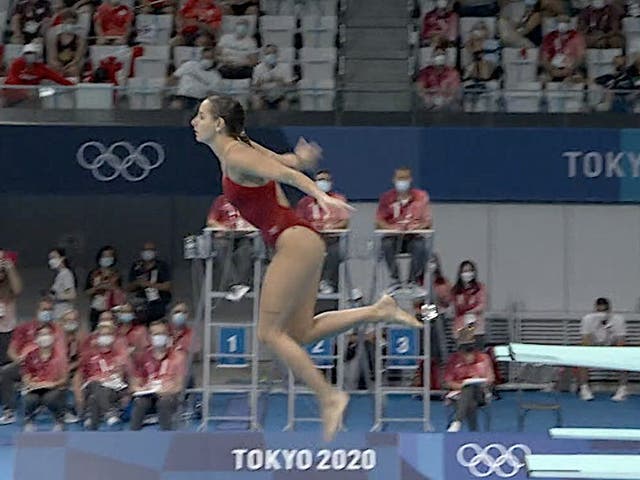 Pamela Ware sale de una inmersión después de dar un paso en falso en el trampolín.