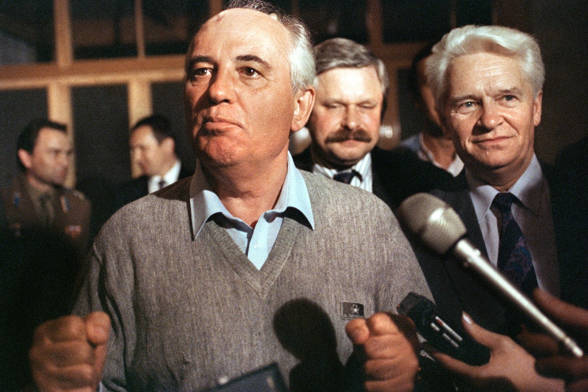 21 August 1991: Gorbachev speaking to reporters at his country house shortly before his return to Moscow after the failed military coup