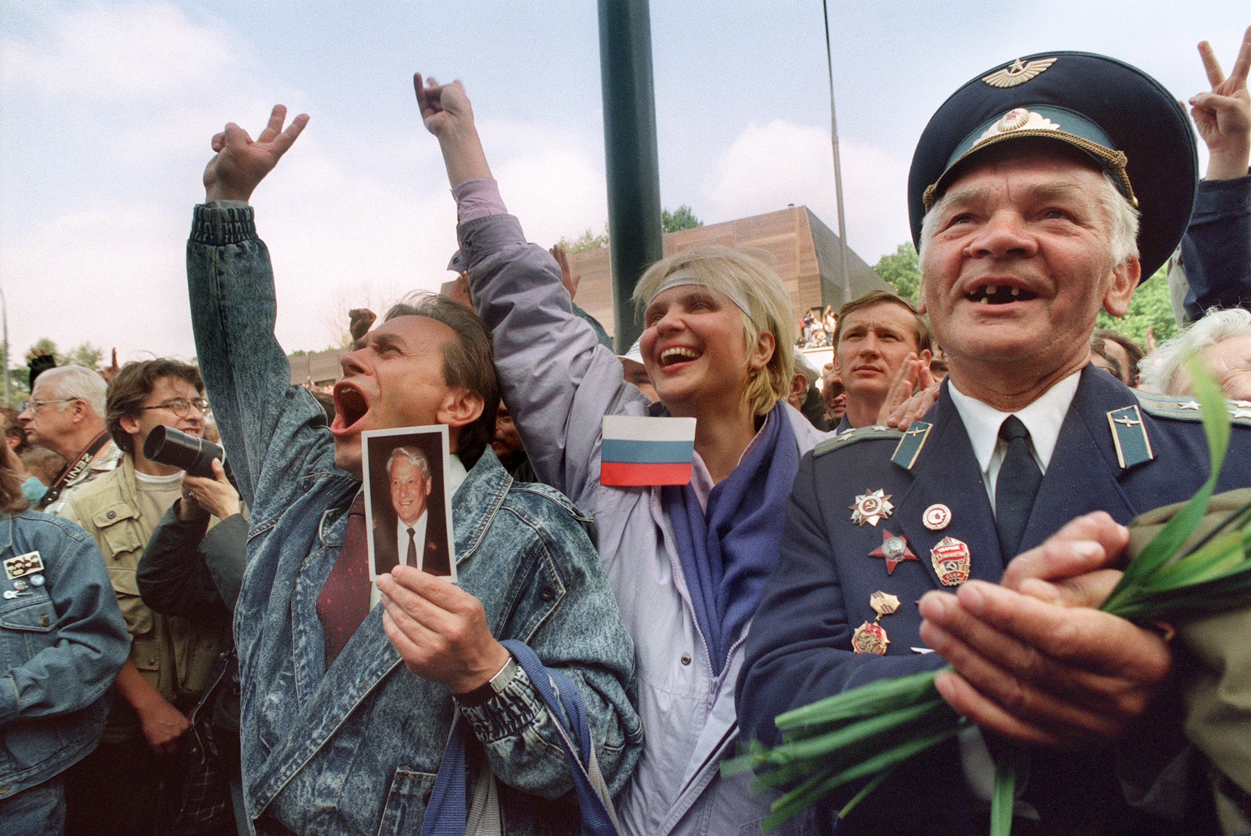 22 August 1991: Yeltsin’s supporters outside the Russian parliament in Moscow