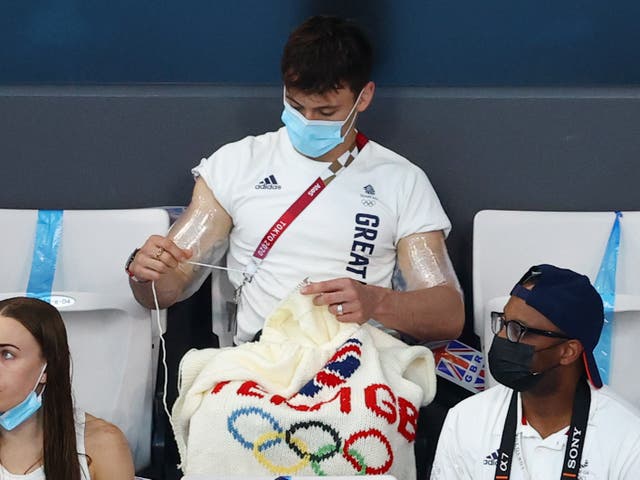 <p>Tom Daley knitting in the stands while watching the men’s 3m springboard preliminary round</p>