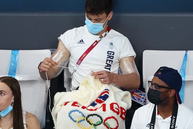 <p>Tom Daley knitting in the stands while watching the men’s 3m springboard preliminary round</p>