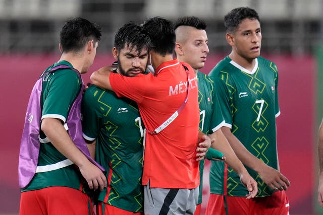 <p>Jugadores de México reaccionan tras ser derrotados por Brasil en una tanda de penales en un partido de semifinal de fútbol masculino en los Juegos Olímpicos de Verano de 2020, el martes 3 de agosto de 2021, en Kashima, Japón.</p>