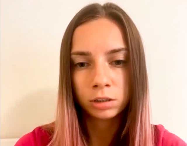 La velocista olímpica de elarus Krystsina Tsimanouskaya habla durante una entrevista en video con Associated Press en Japón