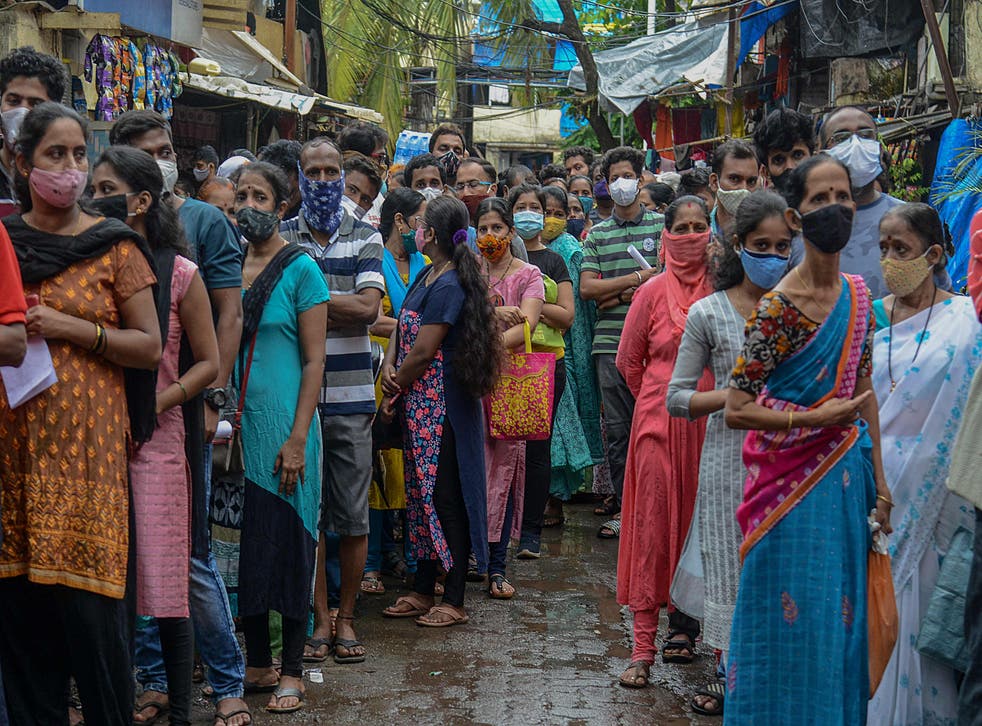 <p>People queue up to get themselves inoculated with the Covid-19 coronavirus vaccine at a residential settlement in Mumbai</p>