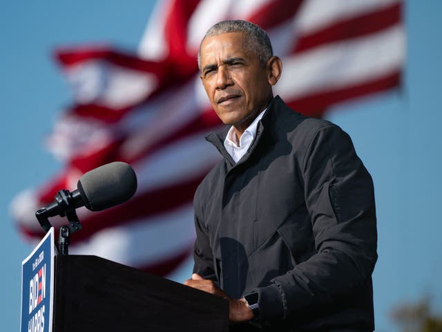 El presidente de Estados Unidos, Barack Obama, habla en un mitin de Get Out the Vote mientras hace campaña para el candidato presidencial demócrata, el exvicepresidente Joe Biden, en Atlanta, Georgia, el 2 de noviembre de 2020.