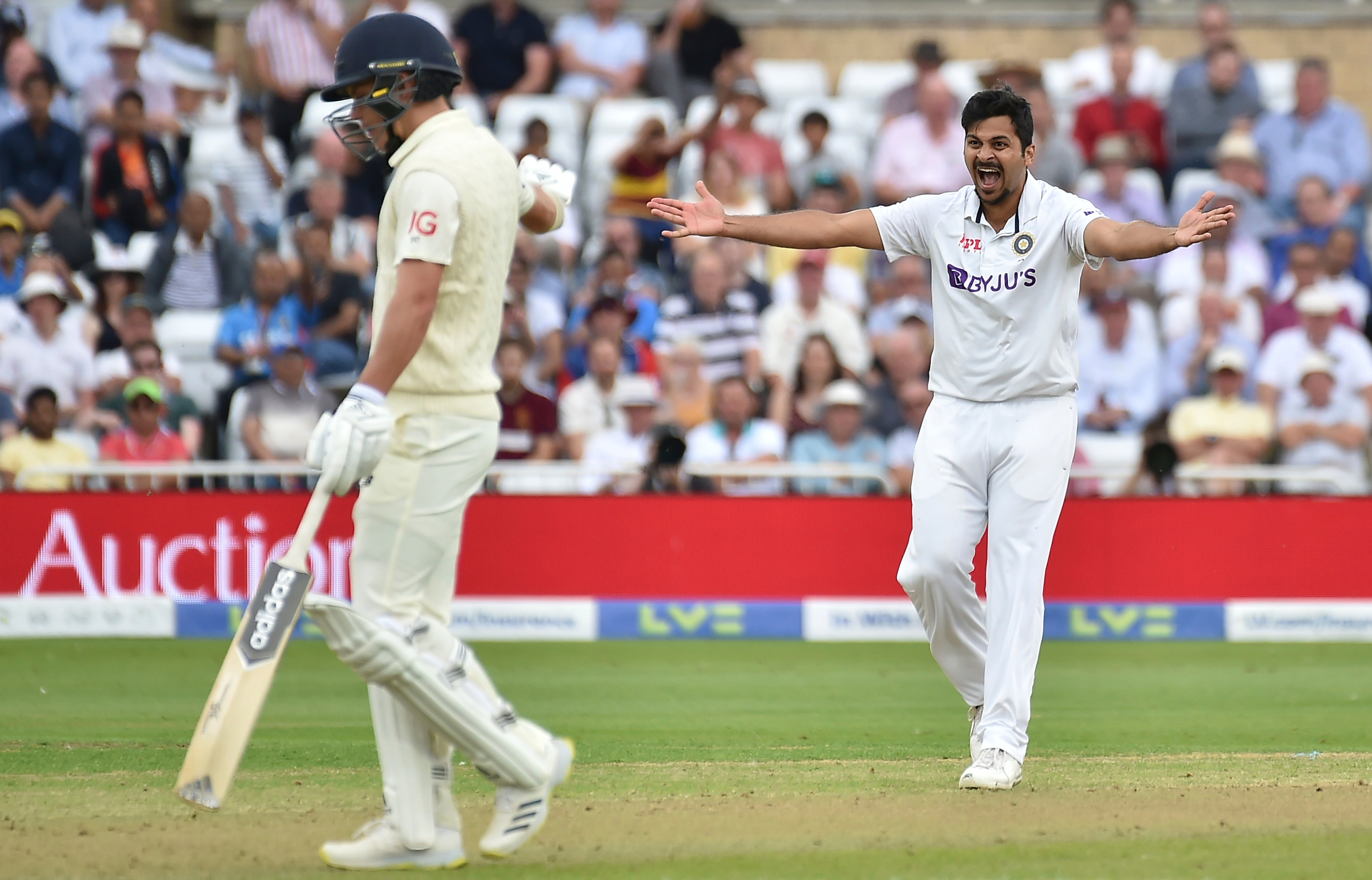 India bowler Mohammed Siraj appeals for the wicket of Zak Crawley