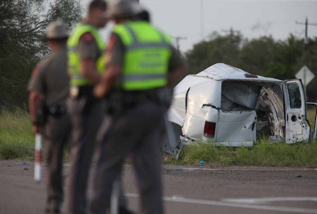 At least 10 dead as van carrying migrants crashes in Texas