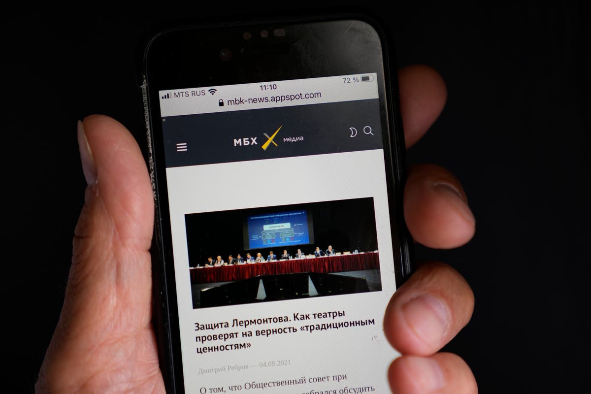 2 Russian news sites, legal aid group, close under pressure