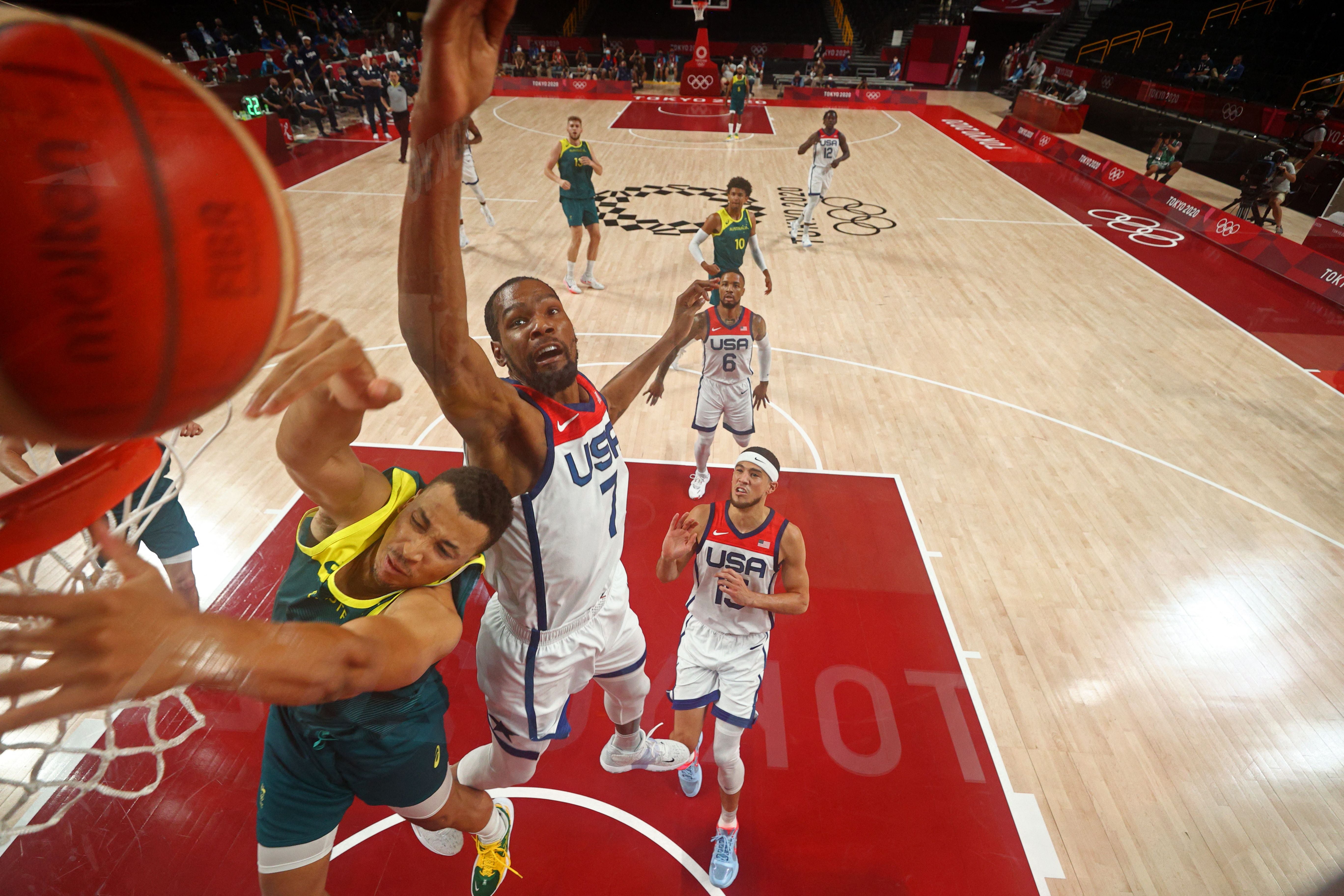 Dante Exum goes to the basket past Kevin Durant