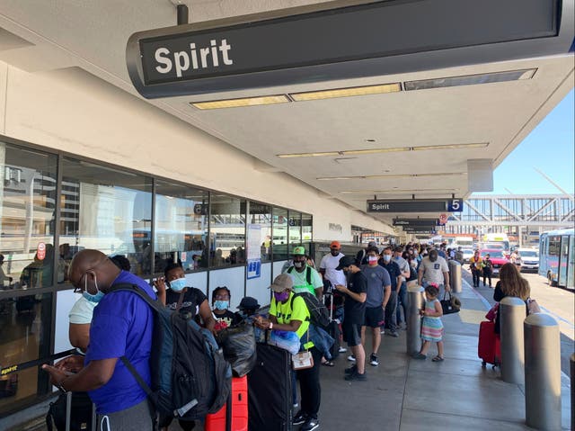 Los pasajeros hacen fila frente a la terminal de Spirit Airlines en el Aeropuerto Internacional de Los Ángeles en Los Ángeles el martes 3 de agosto de 2021