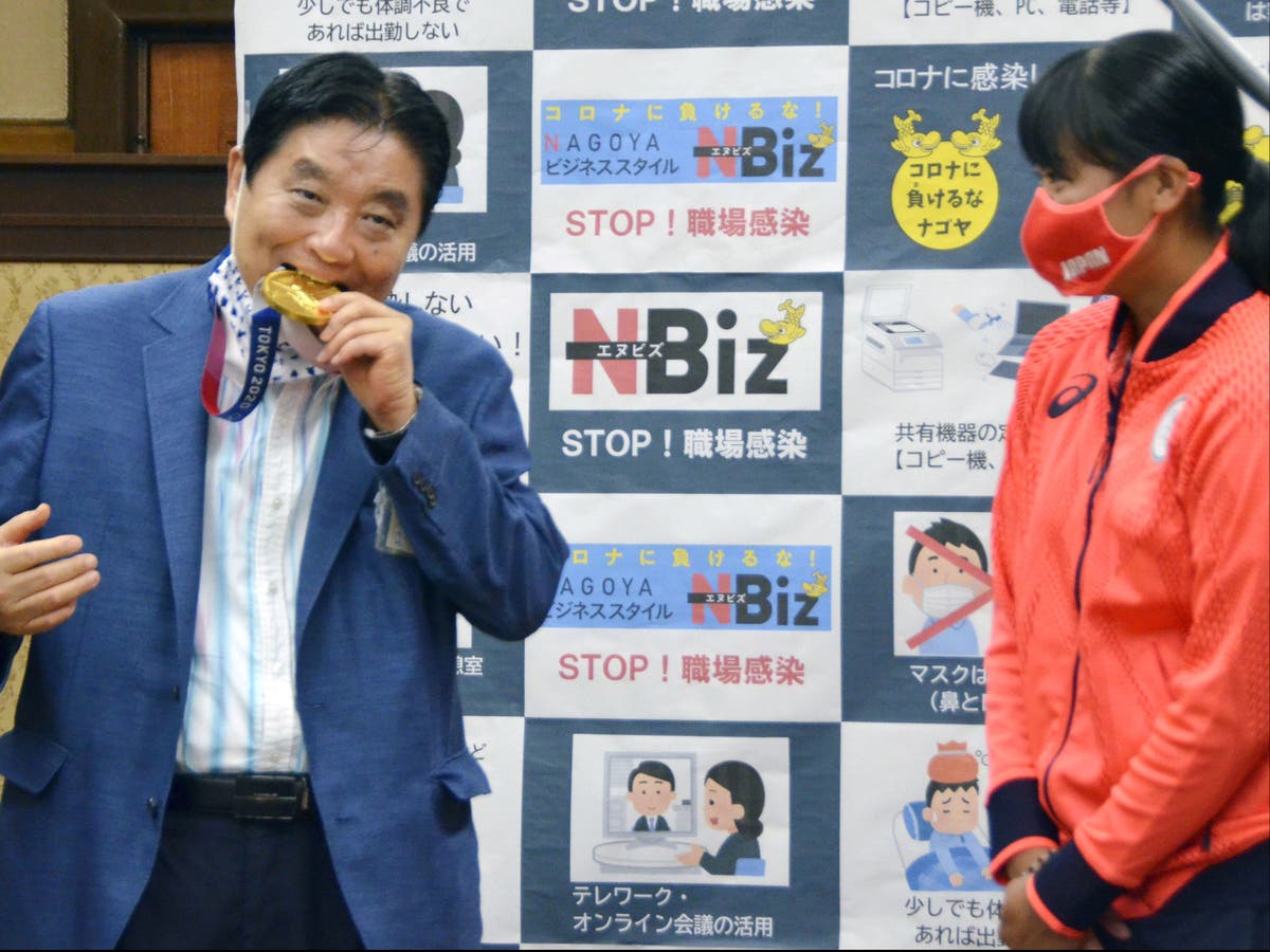 Japanese mayor faces backlash for biting on Olympic athlete&rsquo;s gold medal