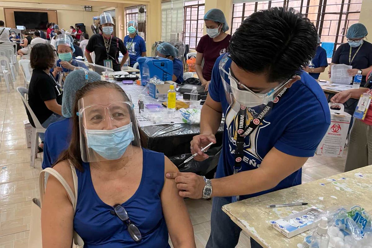 Thousands jam Philippine vaccination sites over false news