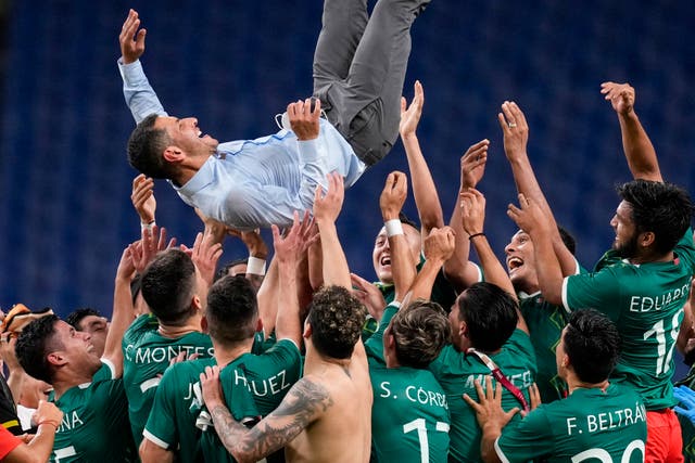 <p>Jugadores de México levantan al entrenador Jaime Lozano para celebrar su victoria 3-1 contra Japón en el partido de fútbol por la medalla de bronce masculina en los Juegos Olímpicos de Verano de 2020, el viernes 6 de agosto de 2021, en Saitama, Japón.</p>