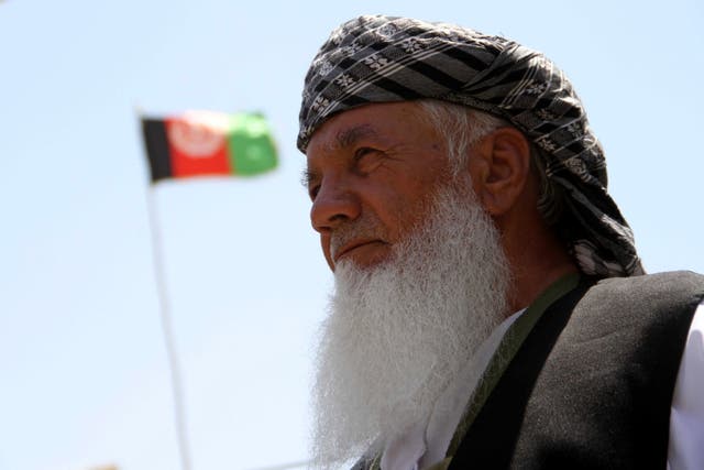 Ismail Khan, el ex comandante muyahidín habla con simpatizantes como fuerzas de seguridad