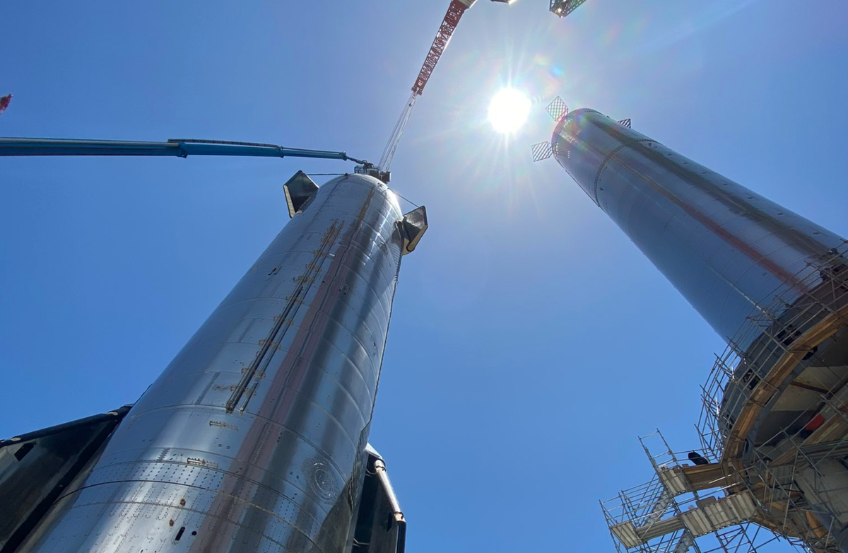 Photo of SpaceX-Raumschiff vor dem Start montiert, während Elon Musks privates Raumfahrtunternehmen die größte Rakete aller Zeiten zusammenbaut