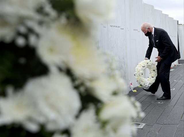 El candidato presidencial demócrata y ex vicepresidente Joe Biden deposita una ofrenda floral en el Monumento Nacional del Vuelo 93 en el 19 ° aniversario de los ataques terroristas del 11 de septiembre 11 de septiembre de 2020