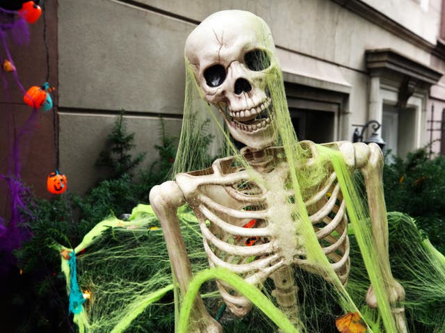 <p>Un esqueleto es parte de una exhibición de Halloween frente a una casa del Upper East Side el 30 de octubre de 2020</p>