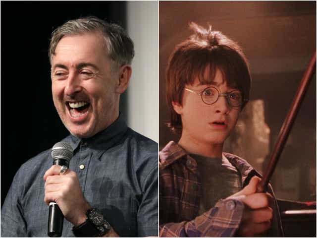 Alan Cumming en 2019 y Daniel Radcliffe en 'Harry Potter y la piedra filosofal' de 2001
