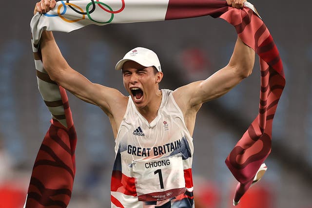 <p>Joseph Choong celebrates after winning the laser run and Olympic gold</p>