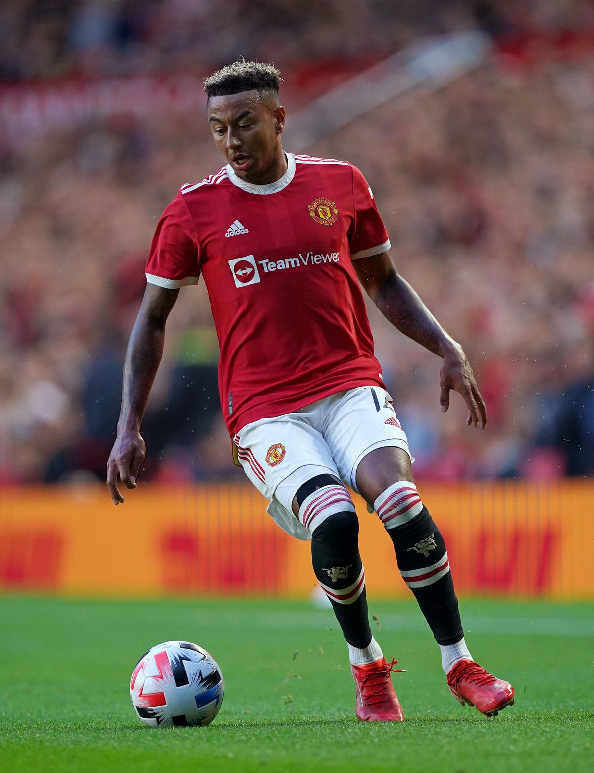 Man Utd midfielder Jesse Lingard self-isolating after testing positive for Covid