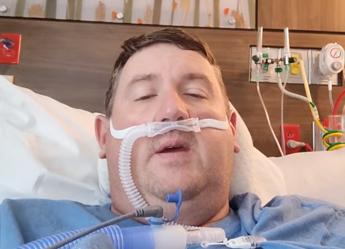 Hospitalised father struggles to breathe in videos expressing regret as he begs others to get vaccinated
