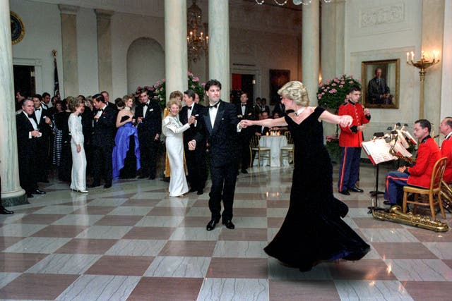 Imagen de archivo: La princesa Diana baila con John Travolta en la Casa Blanca durante una cena oficial en 1985 en Washington, DC.