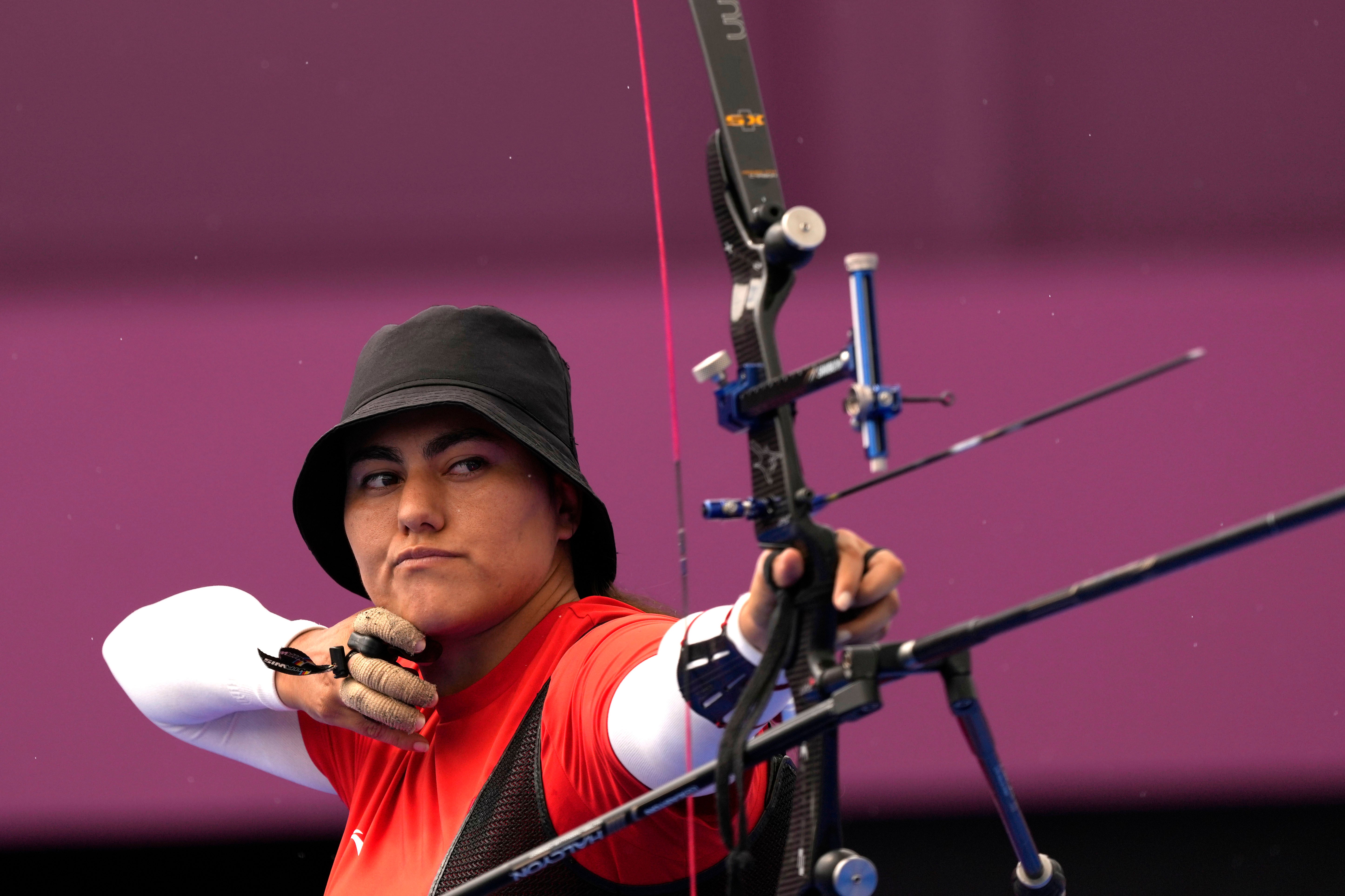 <p>La mexicana Alejandra Valencia dispara una flecha durante las eliminaciones individuales en los Juegos Olímpicos de Verano de 2020, el viernes 30 de julio de 2021, en Tokio, Japón.</p>