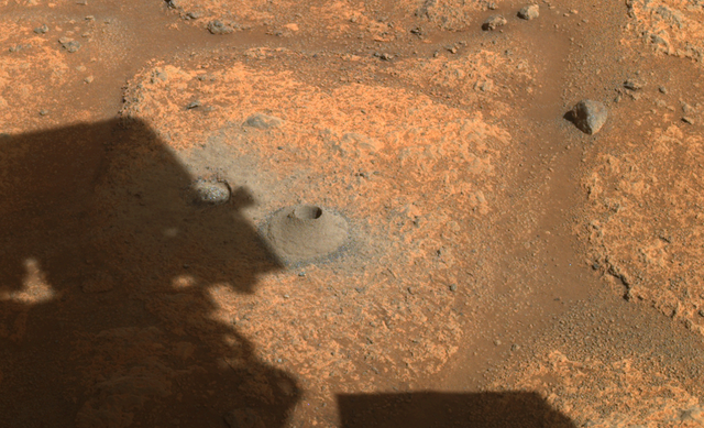 Esta imagen tomada por una de las cámaras de peligro a bordo del rover Perseverance de la NASA el 6 de agosto de 2021, muestra el agujero perforado en lo que el equipo científico del rover llama una "piedra pavimentadora" en preparación para el primer intento de la misión de recolectar una muestra de Marte.