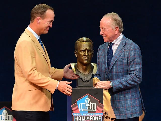 Peyton Manning presenta su busto con su padre Archie Manning durante la ceremonia de consagración del Salón de la Fama de la NFL en el estadio Tom Benson Hall Of Fame el 8 de agosto de 2021 en Canton, Ohio.