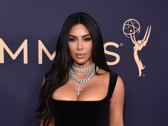 Kim Kardashian provoca confusión con el atuendo del evento de escucha de Donda