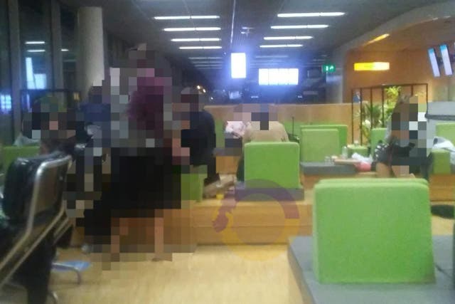 El rabino Yisroel Kahan dijo que el grupo de adolescentes se vio obligado a dormir en bancos en el aeropuerto Schiphol de Ámsterdam.