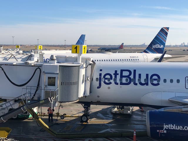 Con destino a Londres: avión jetBlue en el aeropuerto JFK de Nueva York