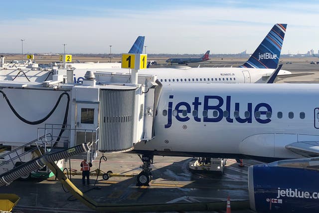 Con destino a Londres: avión jetBlue en el aeropuerto JFK de Nueva York