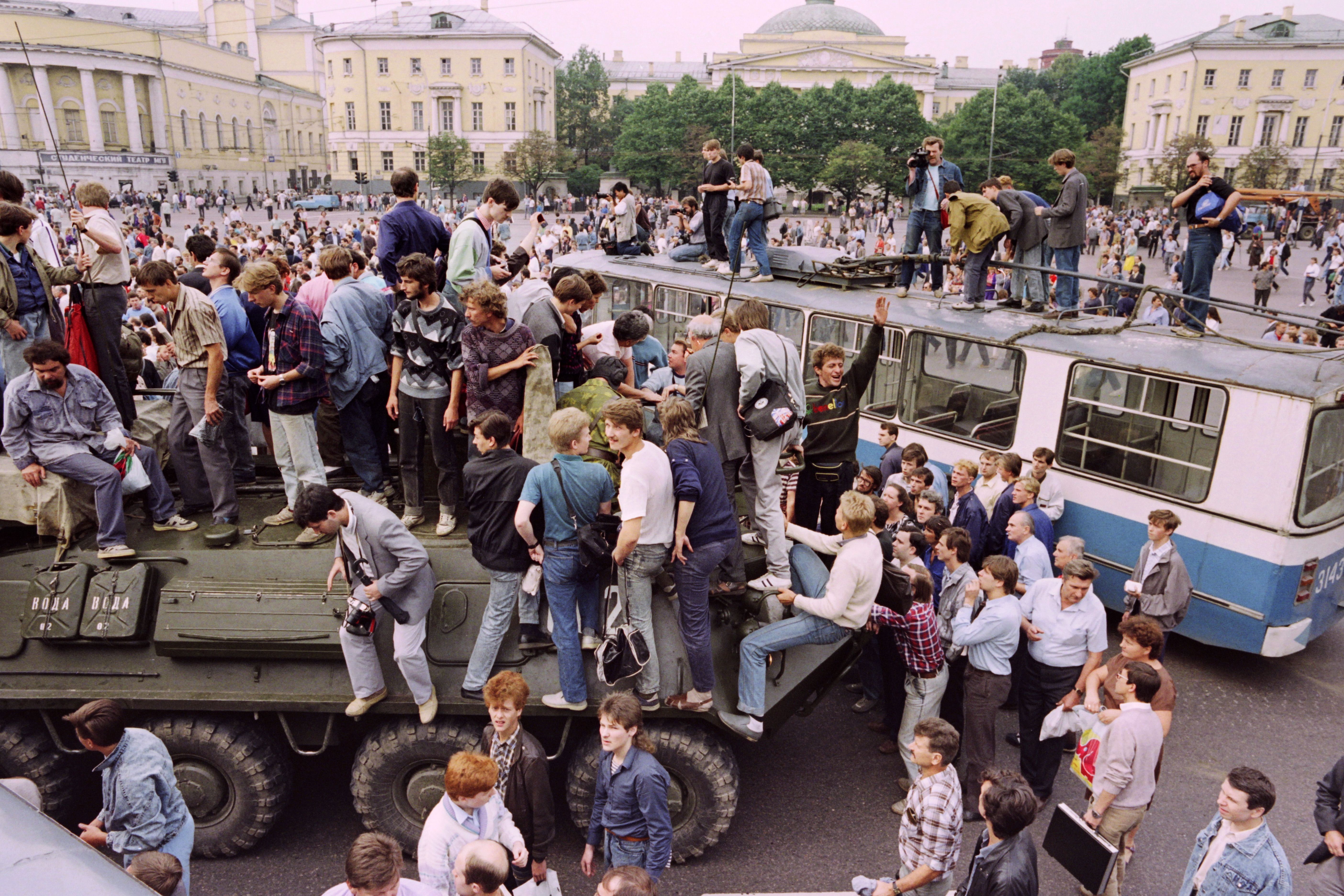 Hundreds of Muscovites massed outside the White House to defend Yeltsin and oppose the coup