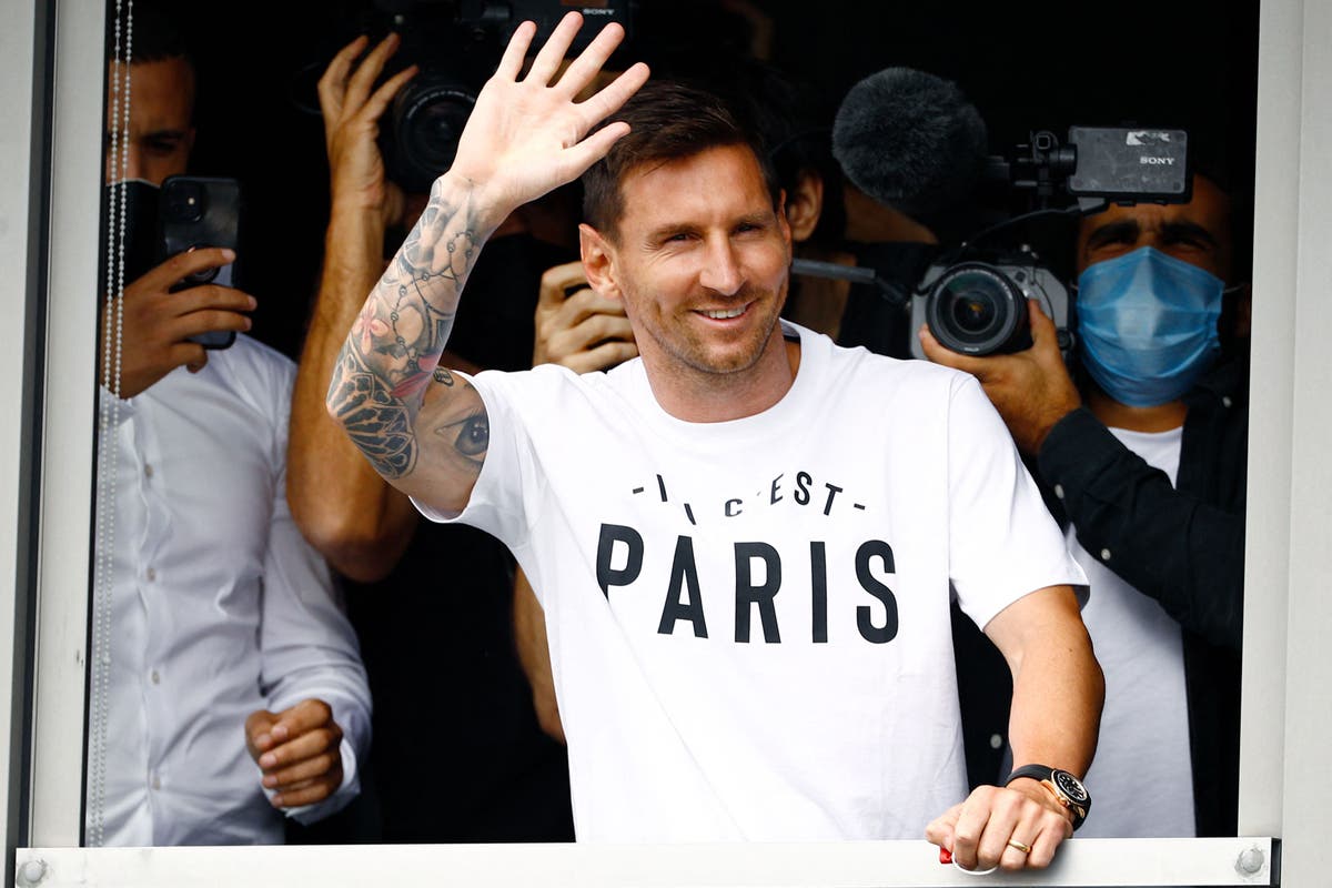 Lionel Messi transfer LIVE: PSG tease signing as Argentine legend arrives in Paris to complete deal