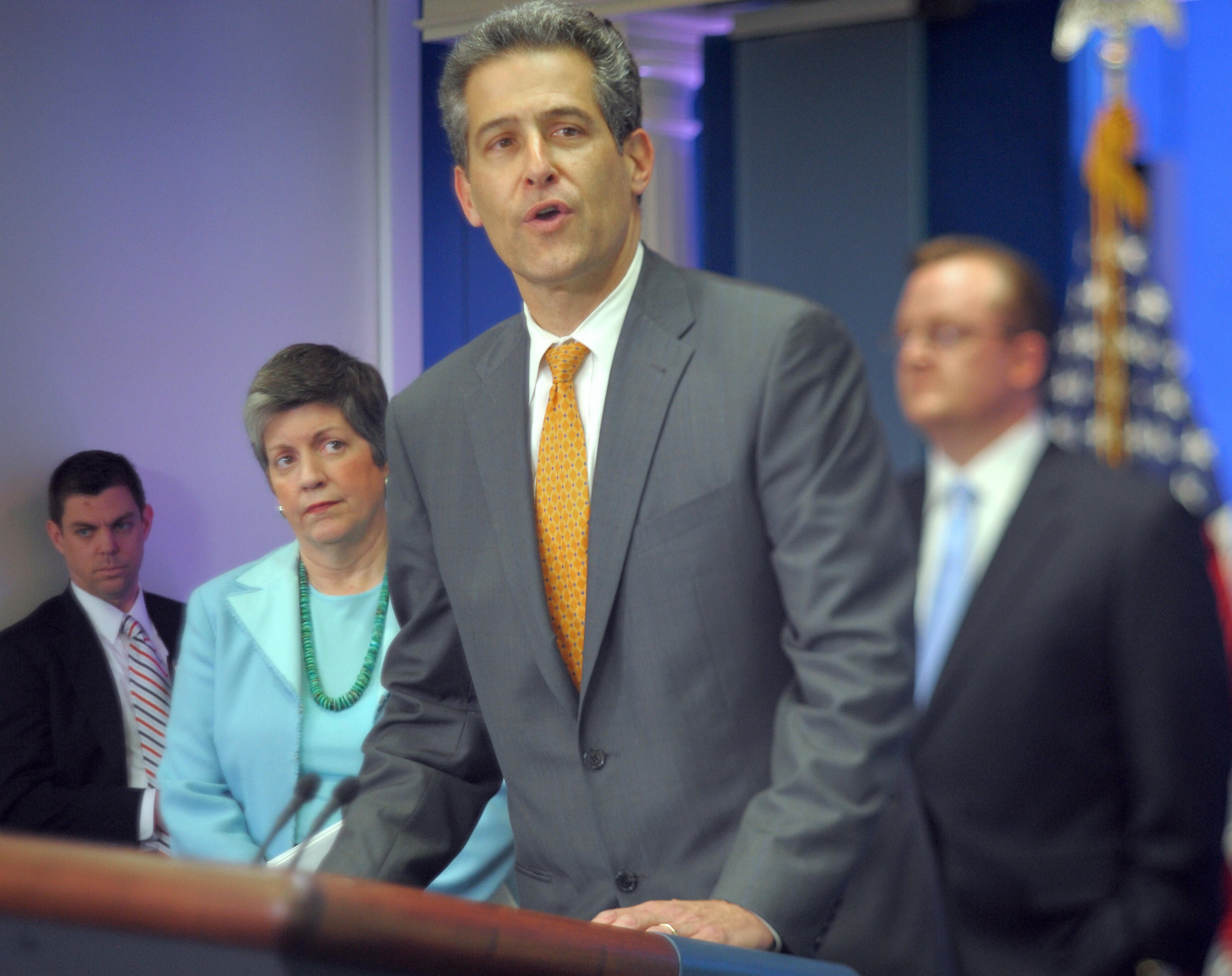 <p>Besser pidió utilizar cubrebocas al interior de los salones para minimizar los riegos de infección.</p>