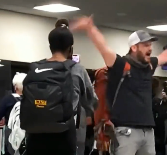 Un hombre que gritaba intentó iniciar una revolución contra las máscaras en un aeropuerto de Atlanta, pero encontró pocos interesados