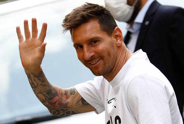 El futbolista argentino Lionel Messi llega al hotel Royal Monceau de París