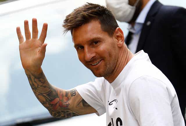 <p>El futbolista argentino Lionel Messi llega al hotel Royal Monceau de París</p>