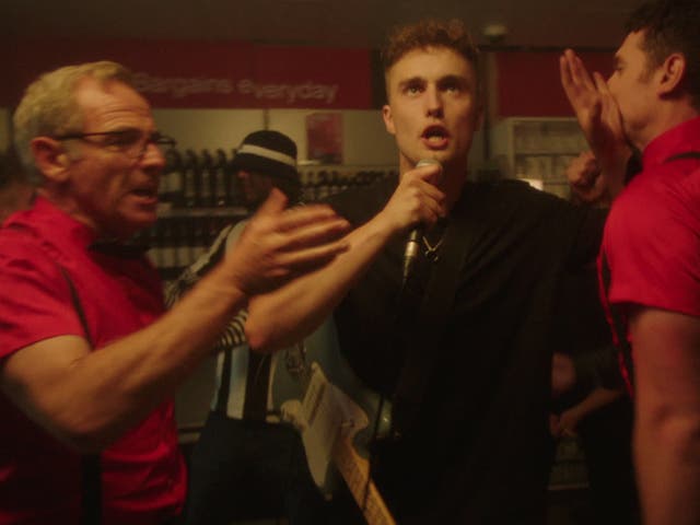 <p>Robson Green and Sam Fender in the music video for Howdon Aldi Death Queue</p>